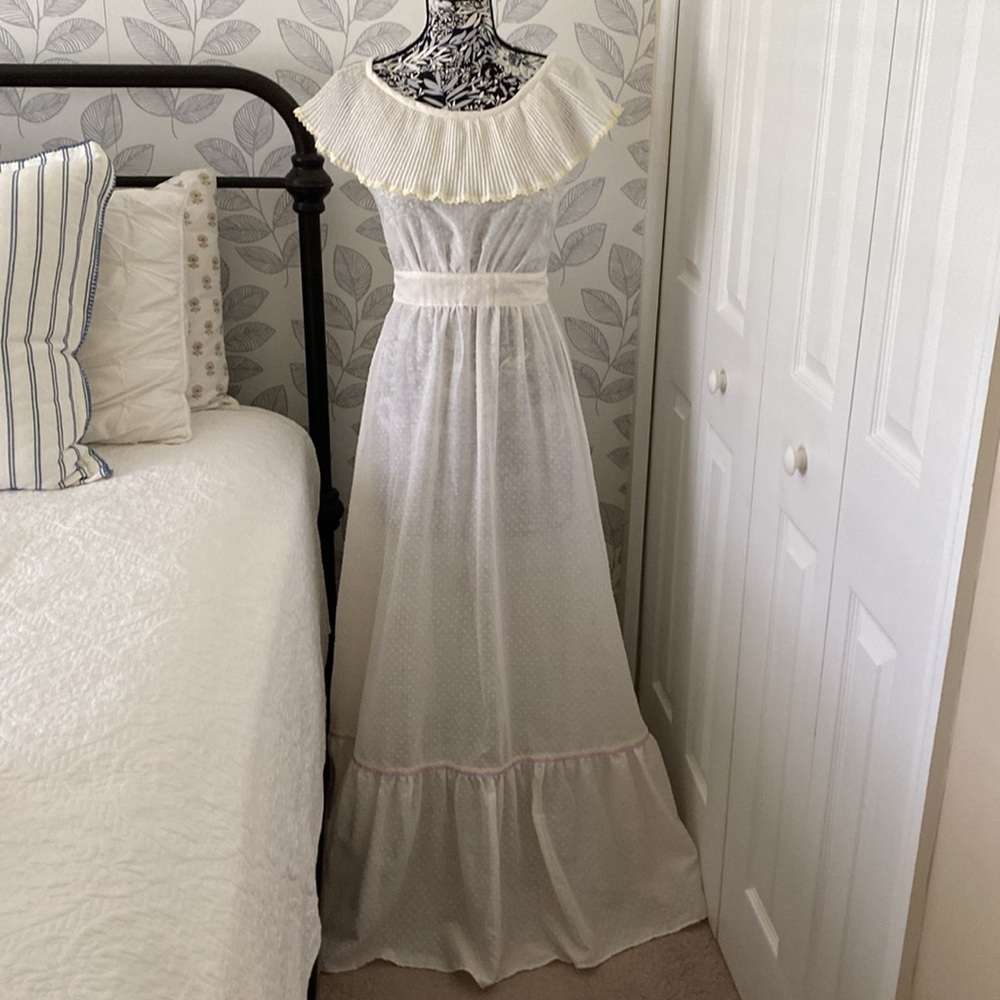 Vintage 1970’s prairie style full length dress with dimensional polka dots - Picture 2 of 14
